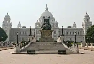 Statue de la Reine Victoria devant le Victoria Memorial Hall &agrave; Kolkata, monument blanc majestueux en Inde
